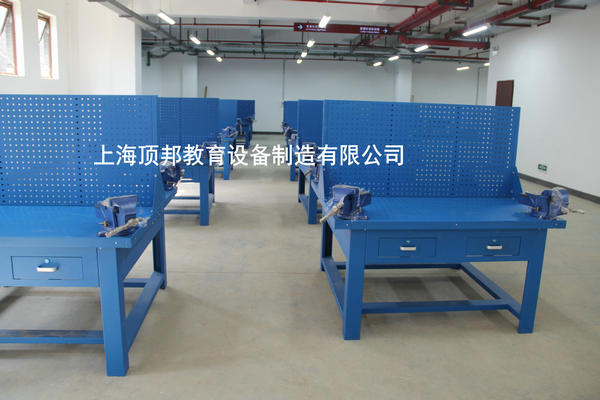 钳工工作台(图2) 钳工工作台