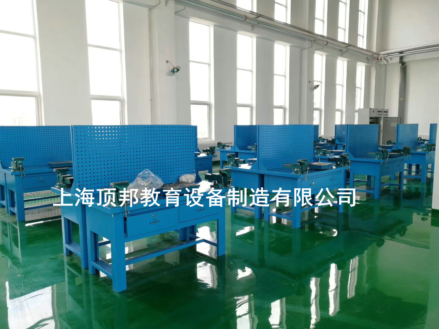 钳工工作台(图5) 钳工台